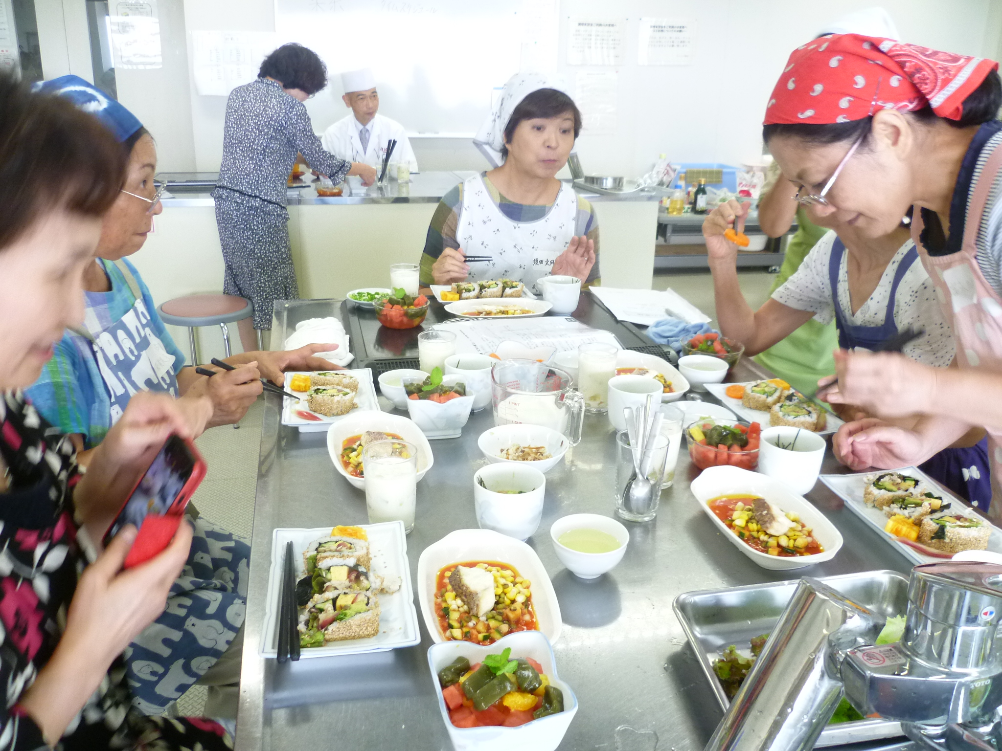 献立５　青汁蕨餅と夏のフルーツカクテル  　　主な材料：蕨餅献粉、青汁粉　レモン汁 　　　　　　　西瓜　パイナップル　オレンジ　ミント