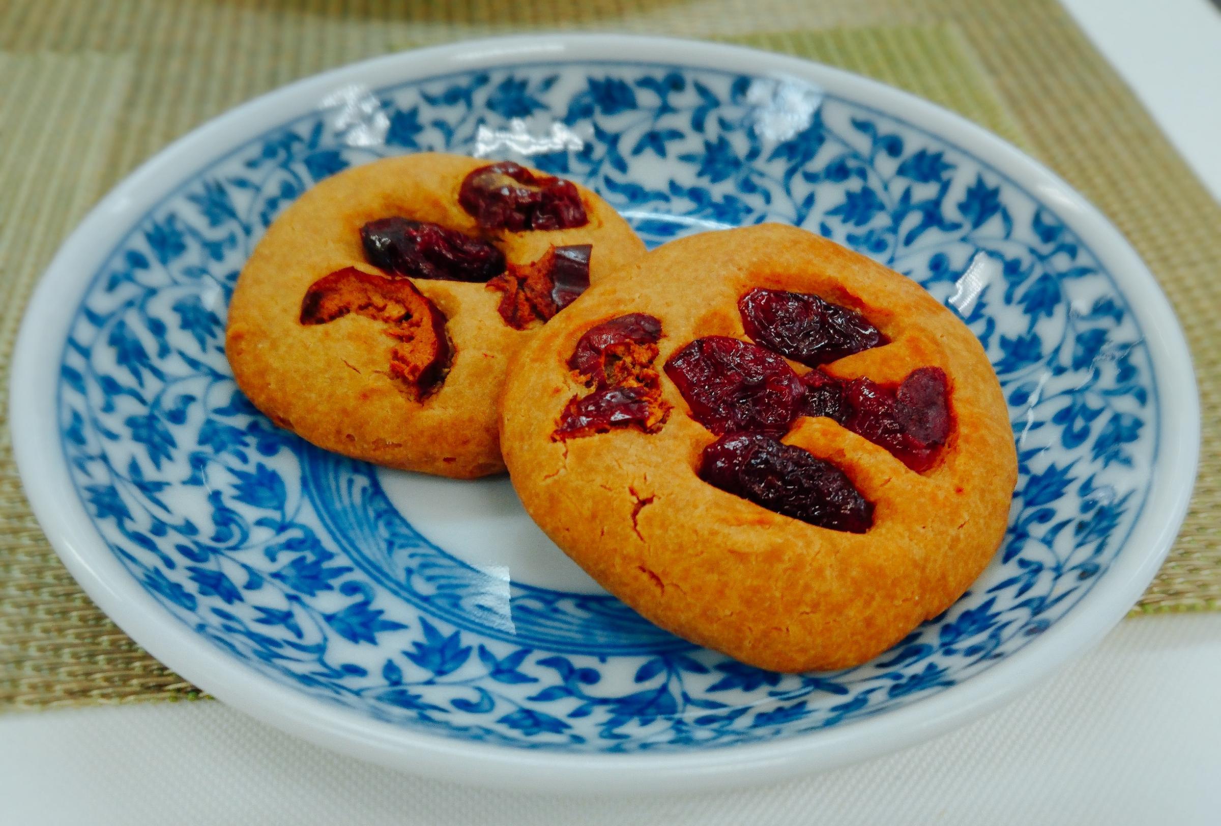 ～おすすめの一品～（ヨモギのクッキー）　　　　＊コメント 　　　　　　米粉の中にヨモギが入ったクッキー 　　　　　　　で、棗とクランベリーが、とても可愛い 　　　　　　　素朴なお菓子です